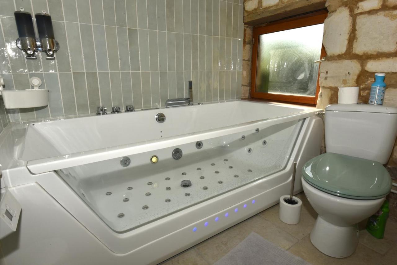 Maisonnette Du Bonheur - Vue Campagne - Baignoire Balneo 32 Jets - Lits Queen Size Vadencourt  Kültér fotó